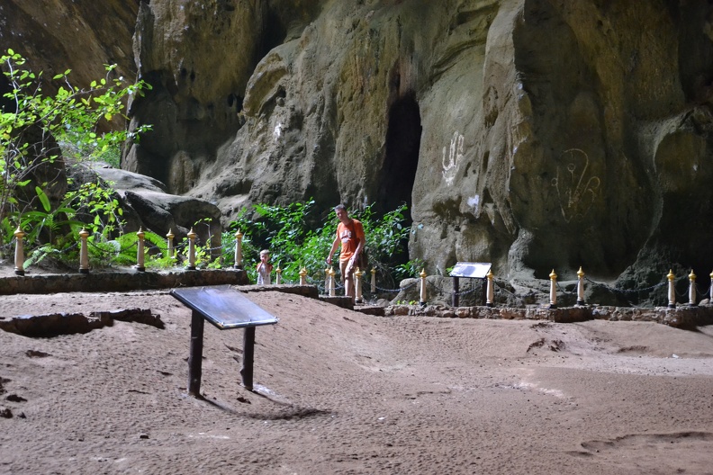 Prayanakhon Cave 009