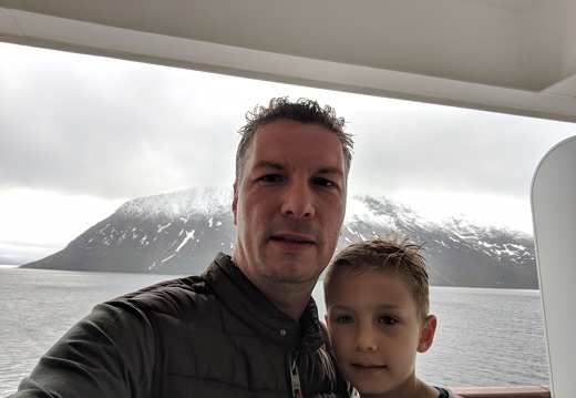 Neuschnee im Fjord nach Tromsö