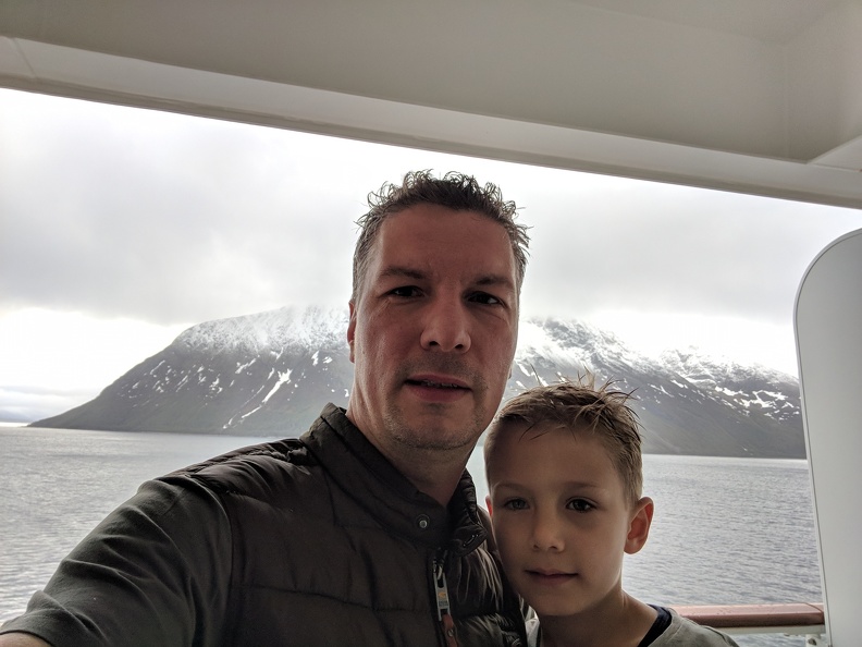Neuschnee im Fjord nach Tromsö