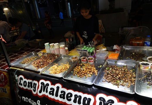 Insekten Essen auf dem Markt in Bangkok