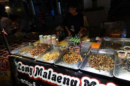Insekten Essen auf dem Markt in Bangkok